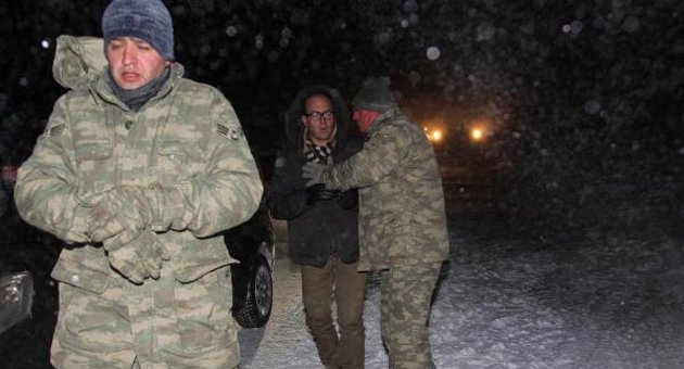 Karda mahsur kalanları tanklarla kurtarıldı