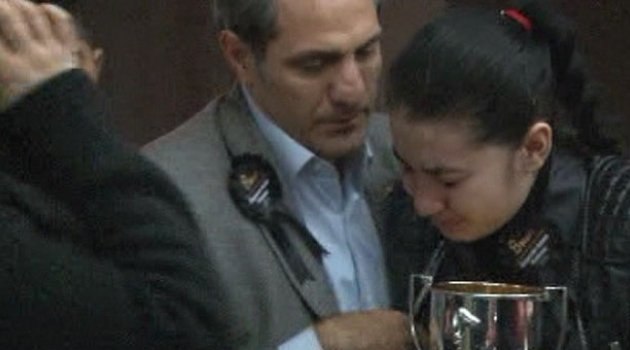 Kardeşi için düzenlenen koşunun kupasına sarılıp ağladı