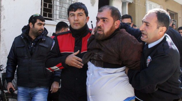 Kardeşini kurtarmak isteyen polisi yumrukladı