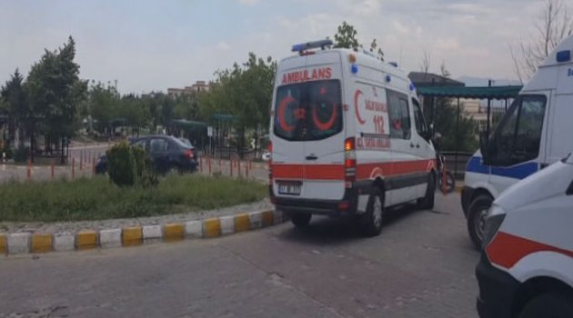 Kargo aracı çocuklara çarptı: 2 kardeş yaralandı