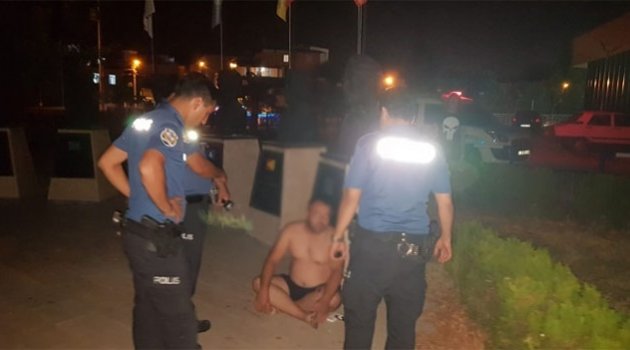 Karısı evden kovdu iç çamaşırıyla sokakta kaldı