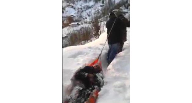 Karlı yolda kızağa dönüştürülen sedyeyle hasta taşındı