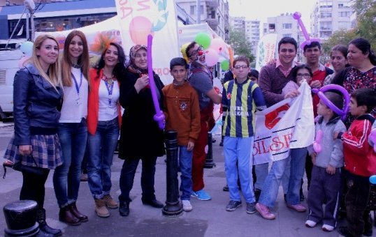 Karnavalda engelleri birlikte aştılar