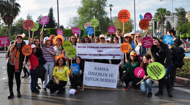 Karnavalda "Kadına Özgürlük" yürüyüşü