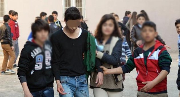 Karne günü 2 öğrenci kız kavgasında bıçaklandı