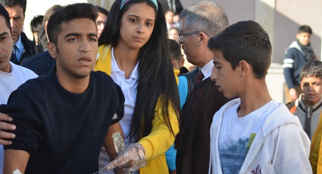Karne gününde 2 öğrenci bıçaklandı