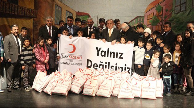 Karnelerini alan yetimler tiyatroya koştu