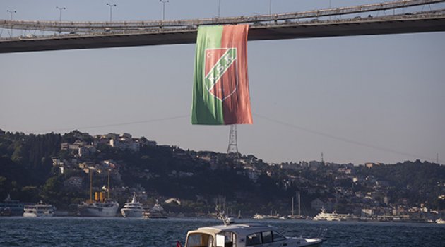 Karşıyaka bayrağı köprüde!