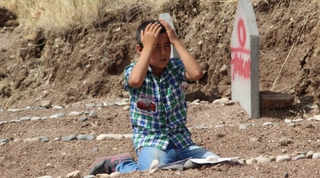 Katliam köyünde acı tablo: Karnesini alan mezarlığa koştu