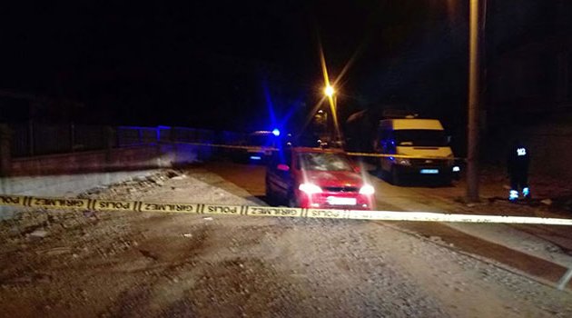 Kavgayı ayırmak istedi hem darp edildi hem otomobili taşlandı