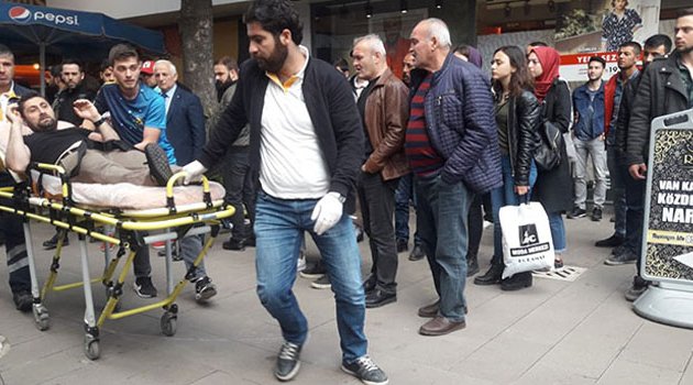 Kavgayı ayırmak isterken bıçaklandı
