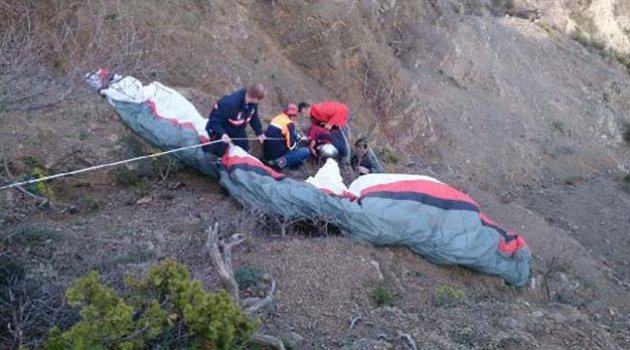 Kayalıklara çakıldı!