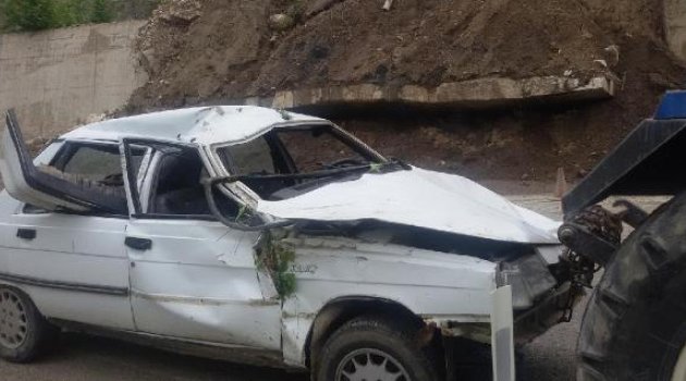 Kayalıklara çarpan otomobildeki 2 kişi yaralandı