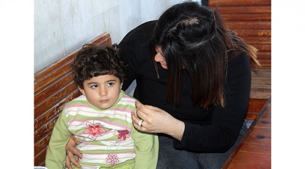 Kaybolan Suriyeli Minik Ayşe’ye Hamile Kadın Sahip Çıktı