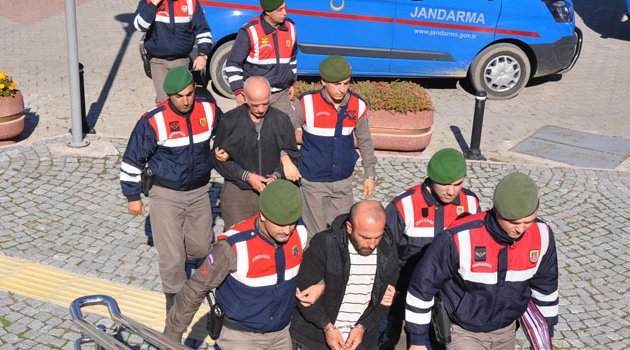 Kayınpeder ve damat iki ton meyve çaldı