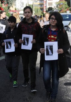 Kayıp Babasını Öğrencileriyle Birlikte Sokak Sokak Arıyor