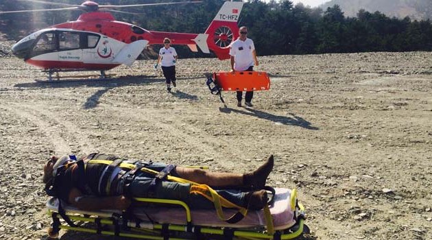 Kaza yapan kepçe operatörüne helikopterli müdahale