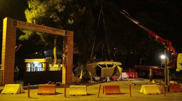 Kaza yapan otomobil jandarma kulübesine girdi