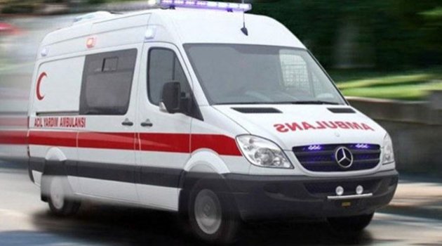 Kaza yapan otomobile otobüs çarptı