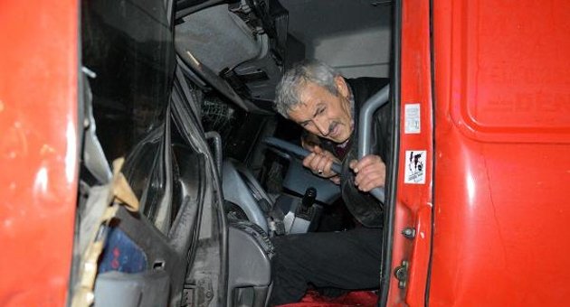 Kaza yapan TIR'ın şoförünü itfaiye çıkardı