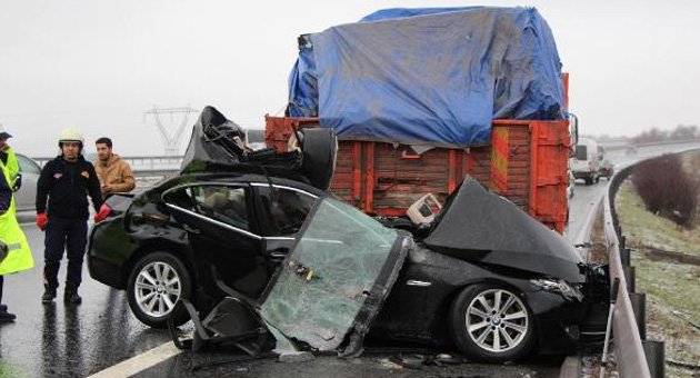 Kaza yapana yardım için duran kamyona otomobil çarptı: 2 ölü, 1 yaralı