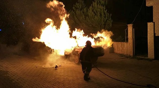 Kaza yaptı sokak ortasında cayır cayır yandı