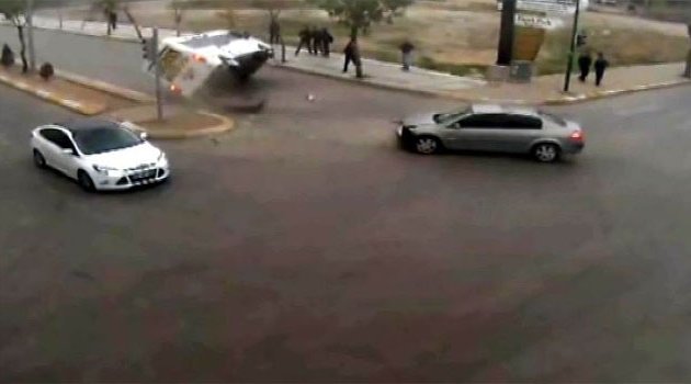 Kaza yaptıkları otomobili bırakıp, koşarak kaçtılar