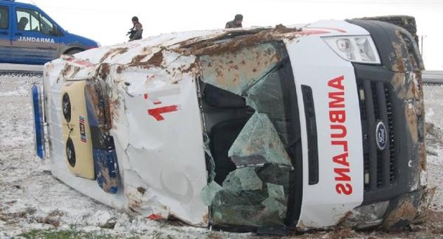 Kazaya giden ambulans şarampole devrildi: 3 yaralı