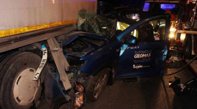 Kazaya yardım için duran kamyonun altına girdi: 1 ölü, 2 yaralı