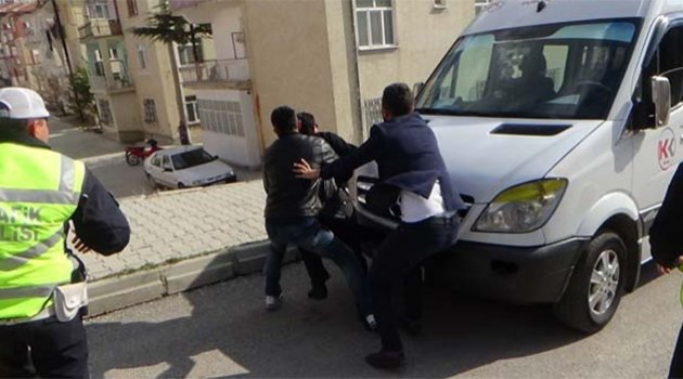 Kazayı görünce oğlunu sopayla kovaladı