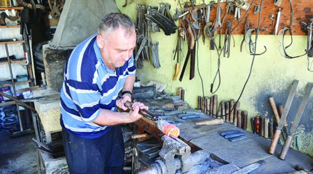 Keçiboynuzundan kurbanlık tapan bıçağı