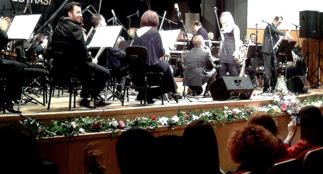Kemancıdan senfoni konserinde evlenme teklifi