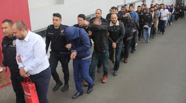 Kendilerini polis olarak tanıtıp birbirlerini dolandırdılar