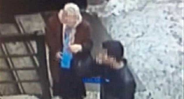 Kendilerini polis ve savcı olarak tanıtıp yaşlı kadını dolandırdılar