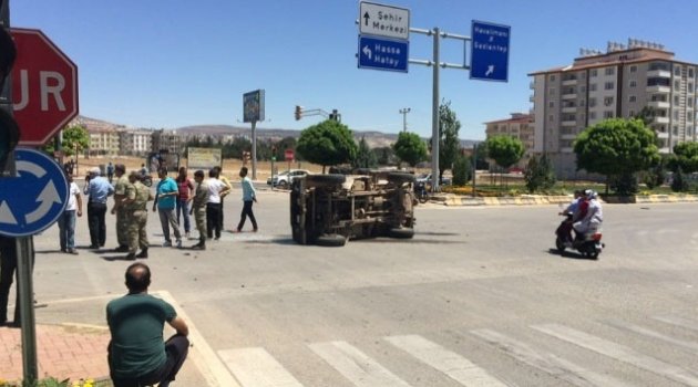 Kilis’te askeri araçla otomobil çarpıştı: 2 asker yaralı