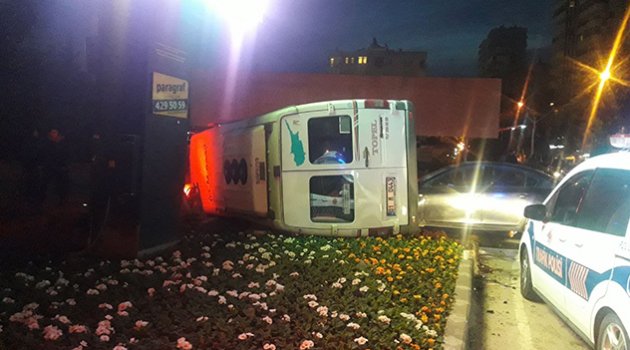 Kırmızı ışık ihlali yaptı dolmuşu devirdi