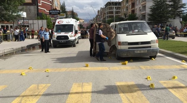Kırmızı ışıkta beklerken kuzeni tarafından öldürüldü
