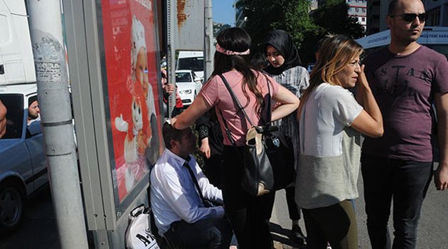 Kırmızı ışıkta beklerken saldırıya uğradı