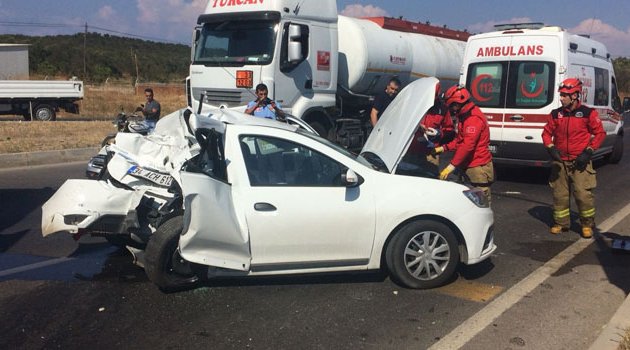 Kırmızı ışıkta bekleyen araca tır çarptı
