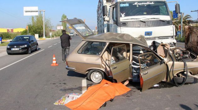 Kırmızı ışıkta durmayan kamyon otomobili ezdi: 3 ölü