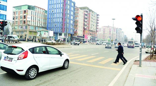 Kırmızı ışıkta geçen manevi tazminat da ödeyecek