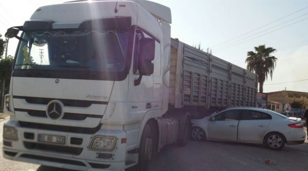 Kırmızı ışıkta geçen otomobil TIR’ın altına girdi