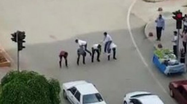 Kırmızı Işıkta Uzuneşek Oynadılar