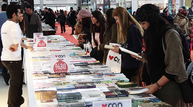 Kitap Fuarında genç yazarlara yoğun ilgi