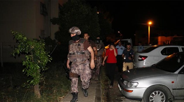 Kız arkadaşını evden attı kapıyı üzerine kilitledi
