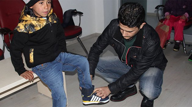 Kız ayakkabısı giyen Suriyeli çocuğa devlet sahip çıktı