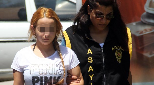 Kız kardeşine fuhuş yaptırırken yakalandı