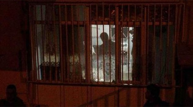 Kız kardeşini rehin aldı