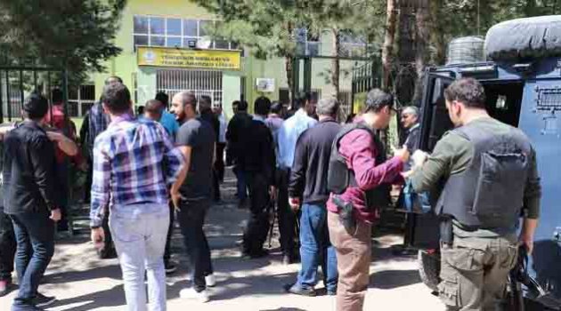 Kız öğrenci okulda dehşet saçtı