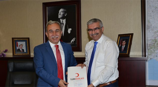 Kızılay’a ilk kurban bağışı Vali Büyük’ten